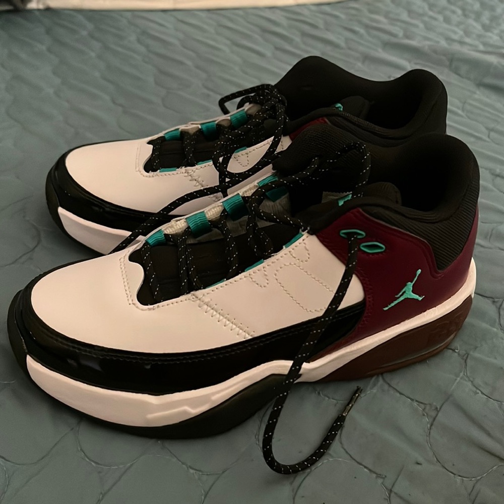 Big Kids' Jordan Max Aura 3 Basketball Shoes.